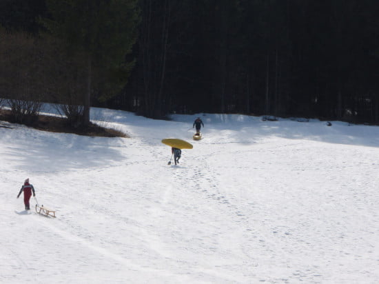 Van aki szánkóval, van aki kajakkal.