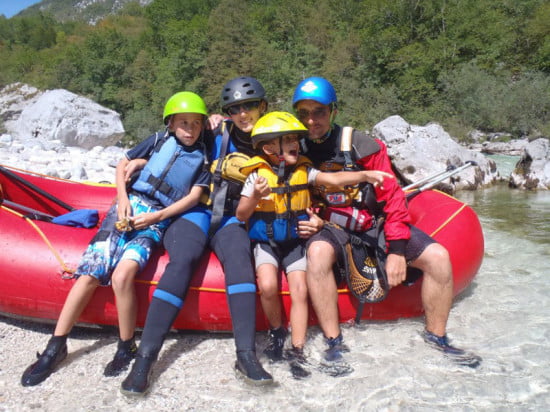 A család rafting túrán.