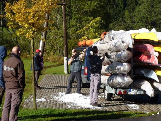 Rájöttünk, hogy a kerék azért volt annyira lapos, mert több száz kg hó és olvadt hólé volt pluszban a kajakokon és a csomagolásban.