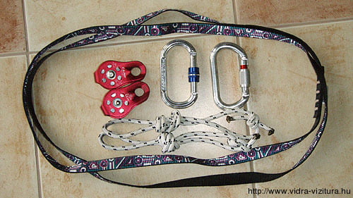 Heveder, karabiner, csigabiga, pruszikgyűrű.