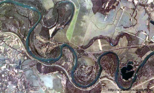 A google műholdképén jól láthatóak a medermódosulások(Mura folyó, Magyarország, Tótszerdahely)