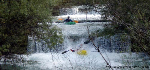 Az osztrák Hinterwildalpenbach patakon örülünk is a sok-sok apró kis gátnak