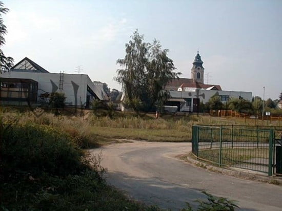 A szentgotthárdi táborhely a partról. A fa mellett balra a fürdő bejárata. Ezen a helyen lehet könnyen lepakolni a kenukat a trailerről.