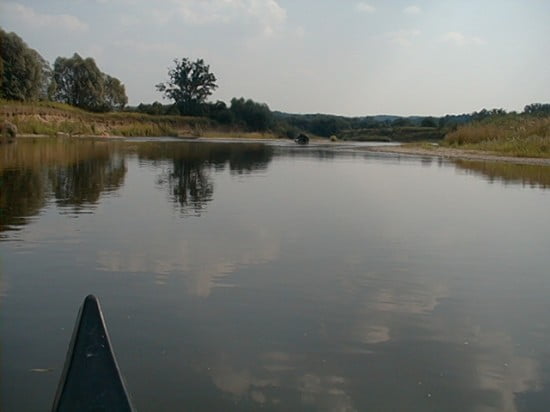 Rábagyarmat előtt kb 1,5 km-re. Egy bal kanyar, utána két kis sziget (kettő közt menj!), sziget után bal oldalon borulás veszélyes bokor.