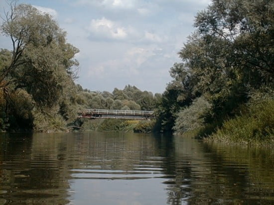 A Körmendi előtti vasúti híd. Ezalatt van 180 m-re a rőzsagát. A vasúti hídról is szoktak ugrálni a srácok.