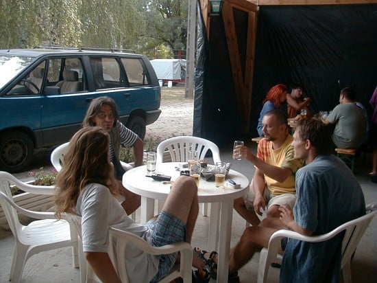 A Molnaszecsődi Árvíz Presszóban szórakozunk éppen. A poharak számáról látható, hogy a buli éppen most kezdődött. A kép bal oldalán Somo, tőle jobbra Jimmy (ők ketten a Rába arcaihoz tartoznak, róluk és a malomról majd később írok), háttal Gergő, és Zsombor ül. Akik voltak már velünk túrázni, őket ismerik.