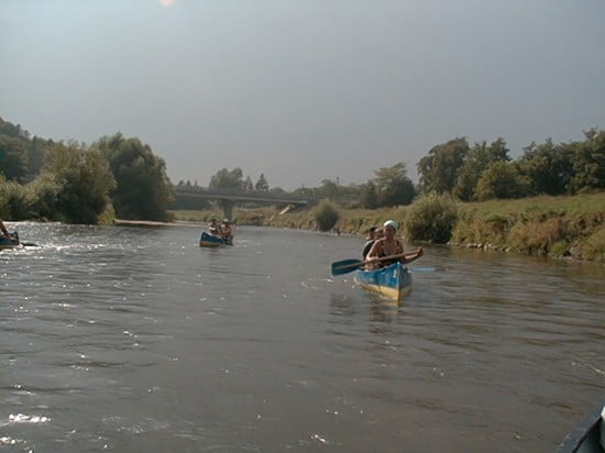 A híd után bal parton lévő táborhely a vízről.