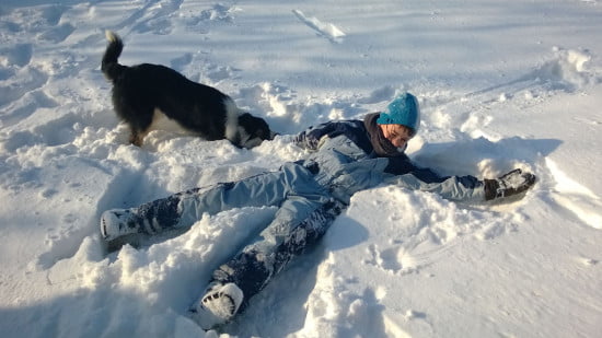 Barni hónagyalkát akar csinálni, de a Léna azt hiszi, hogy az a játék, le kell húzni Barni kezéről a kesztyűt.