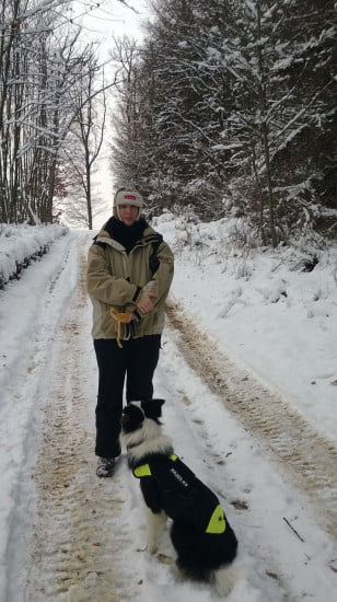 Detti Lénát bűvöl egy megkezdett banánnal. Léna teljesen zombivá változik, ha kaját lát.