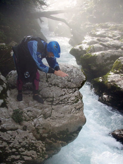 Gábor a szabályos fejesugrást mutatja be a kanyon bejáratánál.