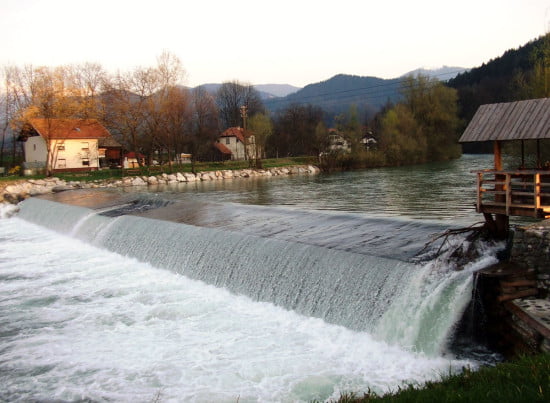 Ez itt a Prodnik Sport Centrum gátja. Elővigyázatossággal evezendő, mert magas víznél fogós lehet a henger.