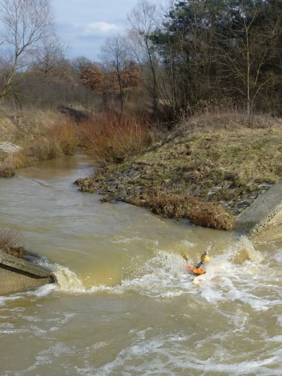 A mesterséges beton lépcsők vadvíz jelleget kölcsönöznek a pataknak.