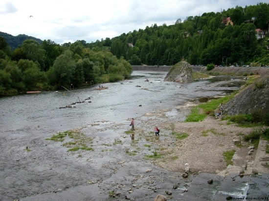 Szczwaznica, kiszálló a kép jobb oldalán, távolban lévő szikla szlalompályával.