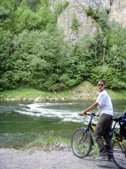 Bringát ne hagyd otthon! A folyó mellett kerékpárút vezet.