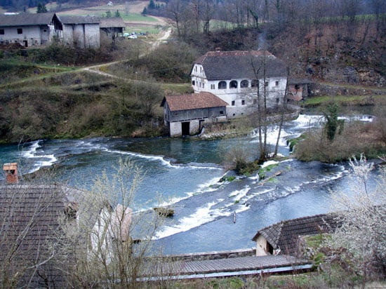 ZUzemberk-i első zúgó az útról.