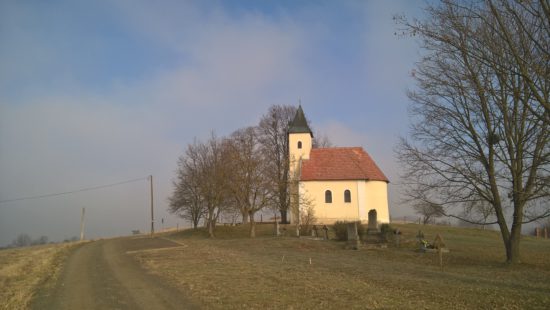 Kápolna. Három különböző dombról fogod látni.